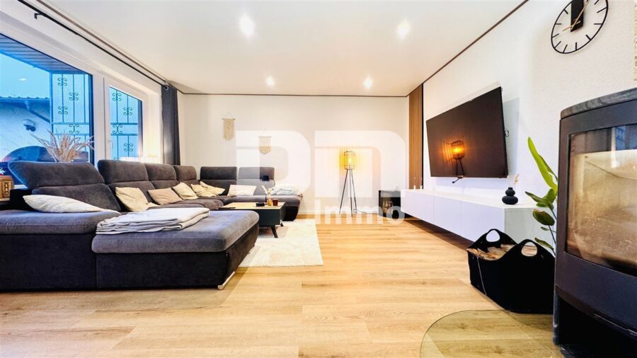 Gepflegtes Ein- bis Zweifamilienhaus + Garage, Terrasse und Balkon auf großem Grundstück - EG Wohn / Esszimmer / Kamin / Zugang Terrasse